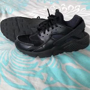 black nike huaraches